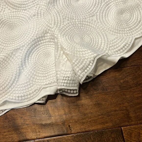 TRINA TURK White Embroidered Hanah Short In White, size SMALL - Picture 3 of 8
